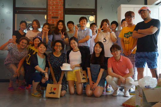 김영호 말랑스튜디오 대표(두 번째 줄 왼쪽에서 여섯번째)와 직원들이 서울 삼성동에 위치한 본사로 회사를 이전한 이후 기념촬영을 하고 있다.  말랑스튜디오 제공